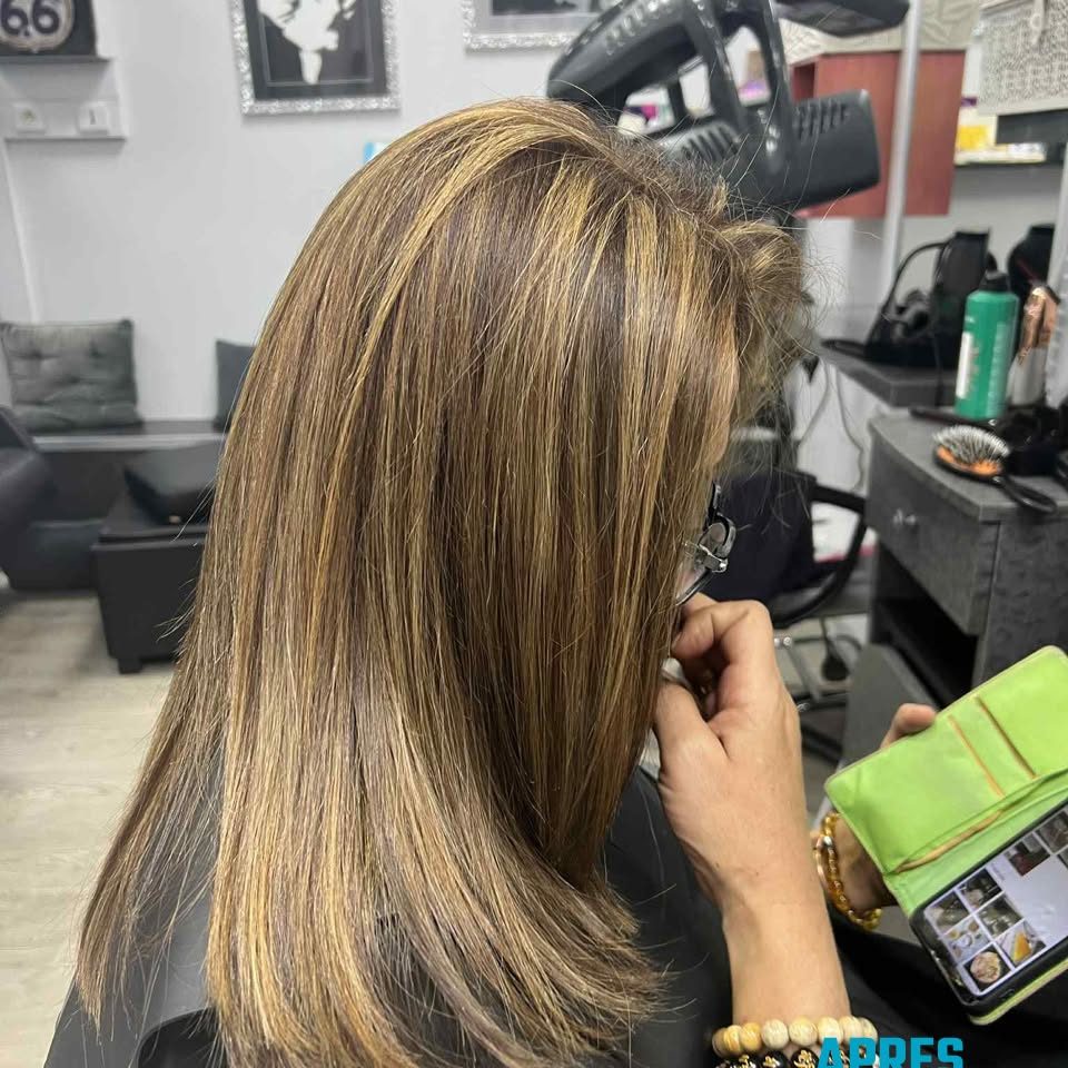 Après : cheveux lissés et méchés, brillants