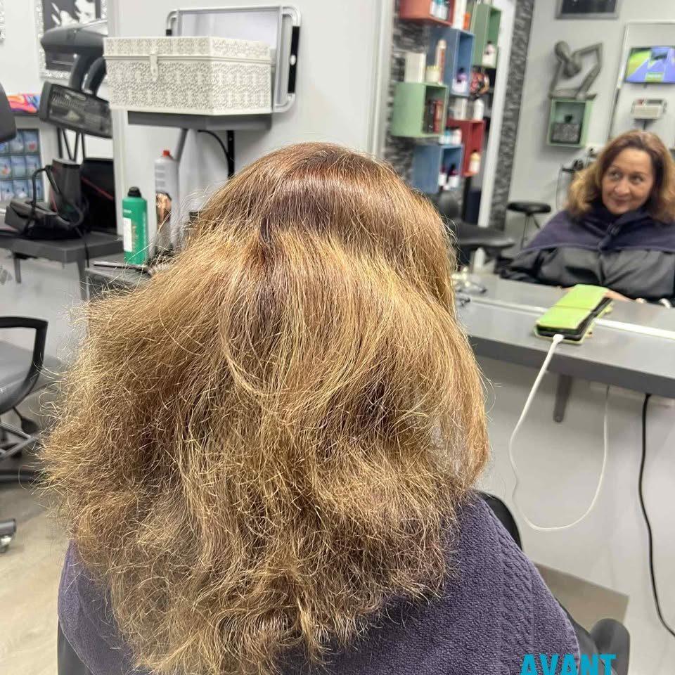 Avant : cheveux longs bouclés, abîmés et ternes